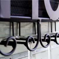 wijnrek met decoratieve letters